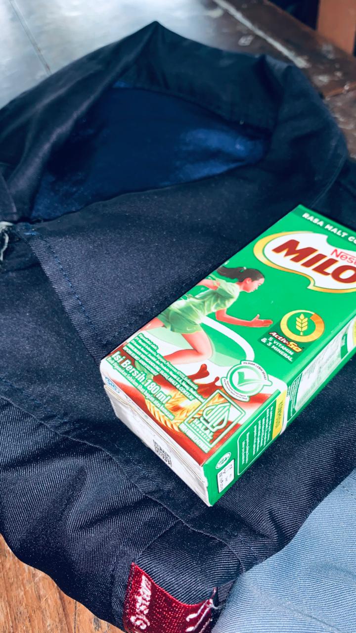 Foto 마일로와 교복의 선물 Pemberian Milo dan Almamater